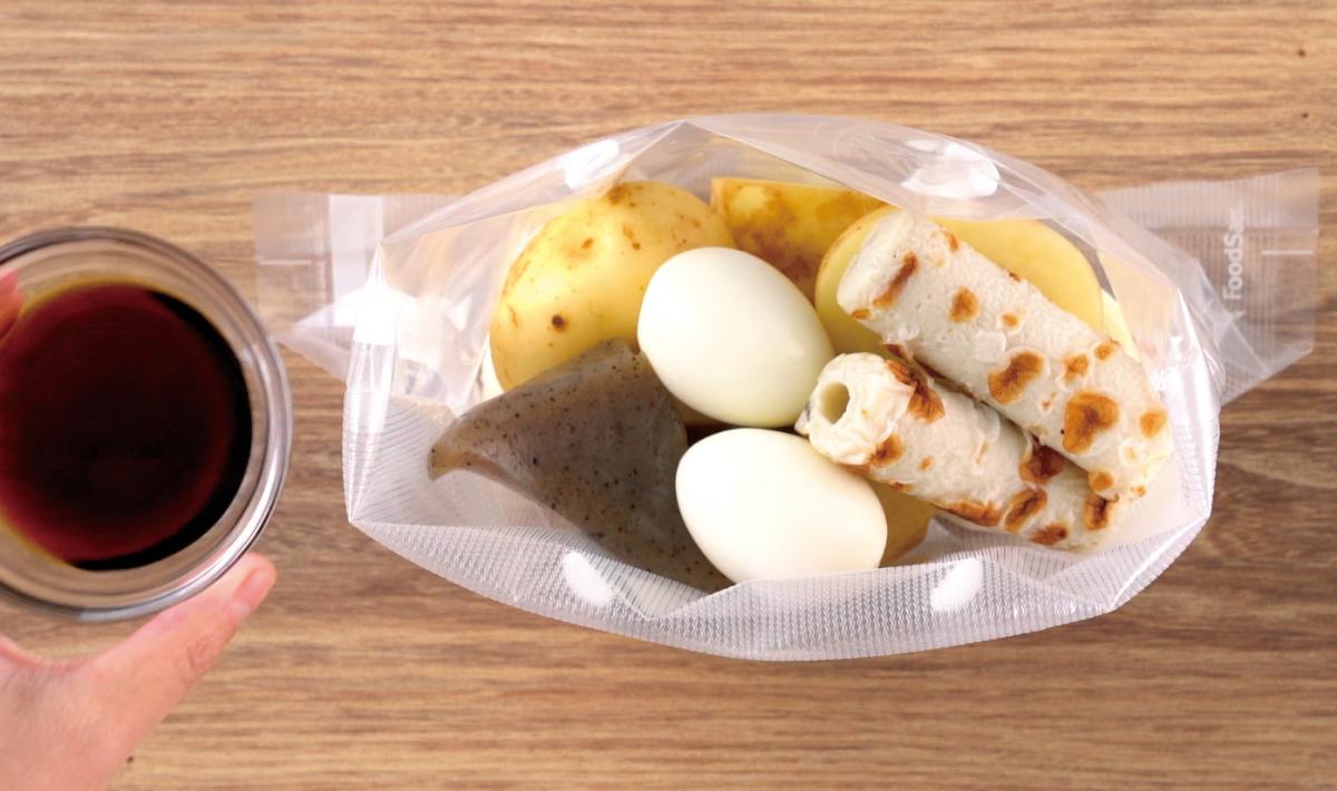 材料をバッグに入れる