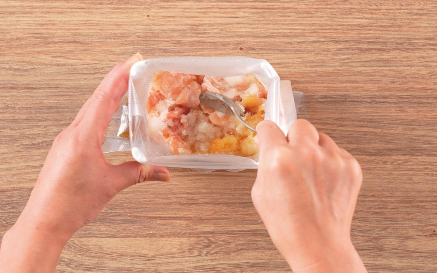 材料をバッグに入れ軽く混ぜ合わせる