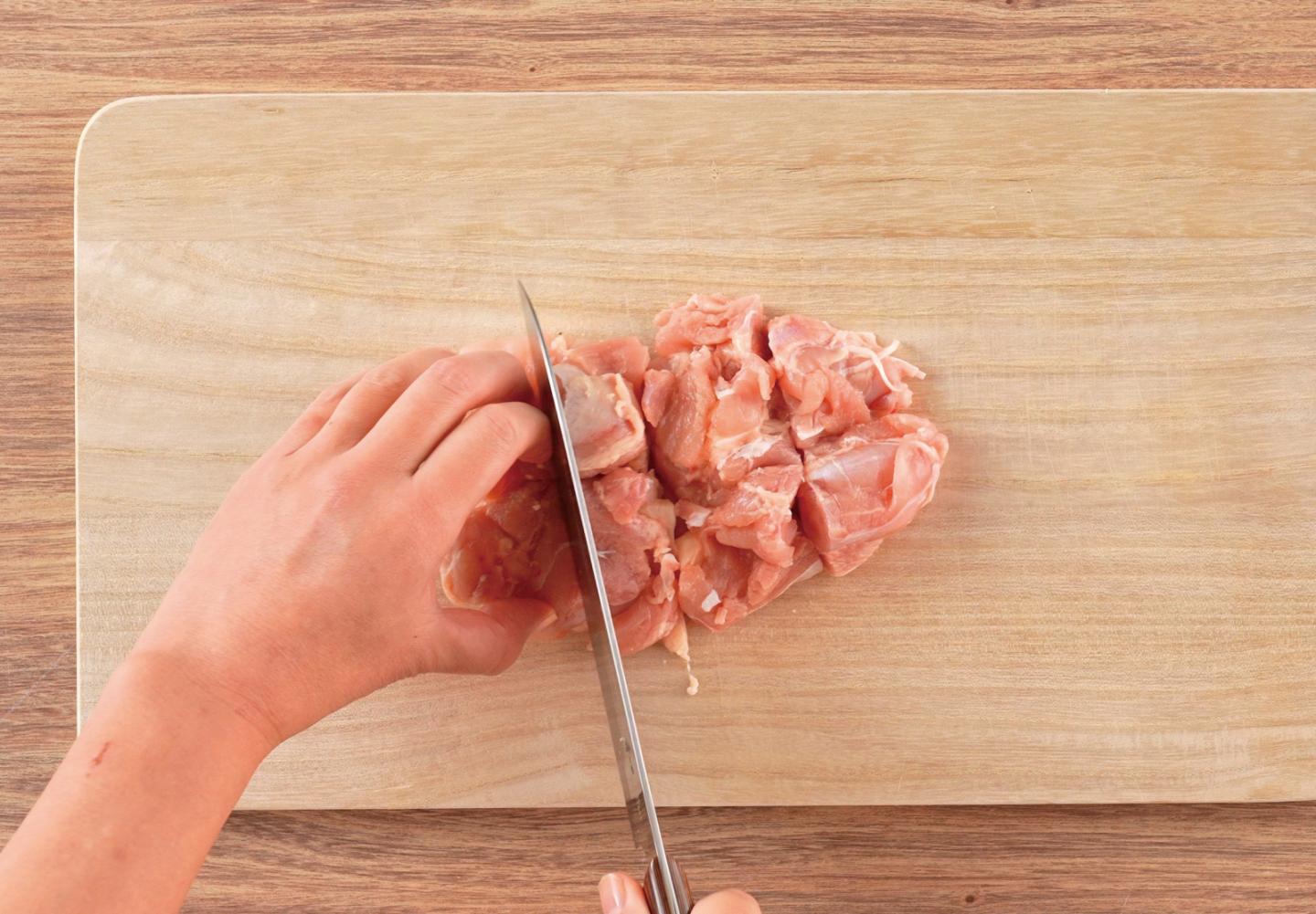 鶏もも肉をひと口大に切る