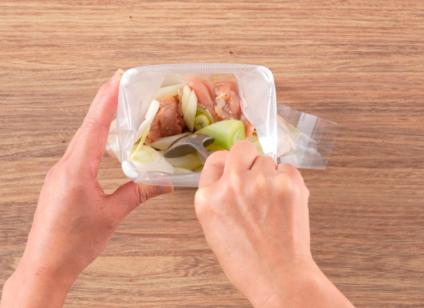 材料をバッグに入れる