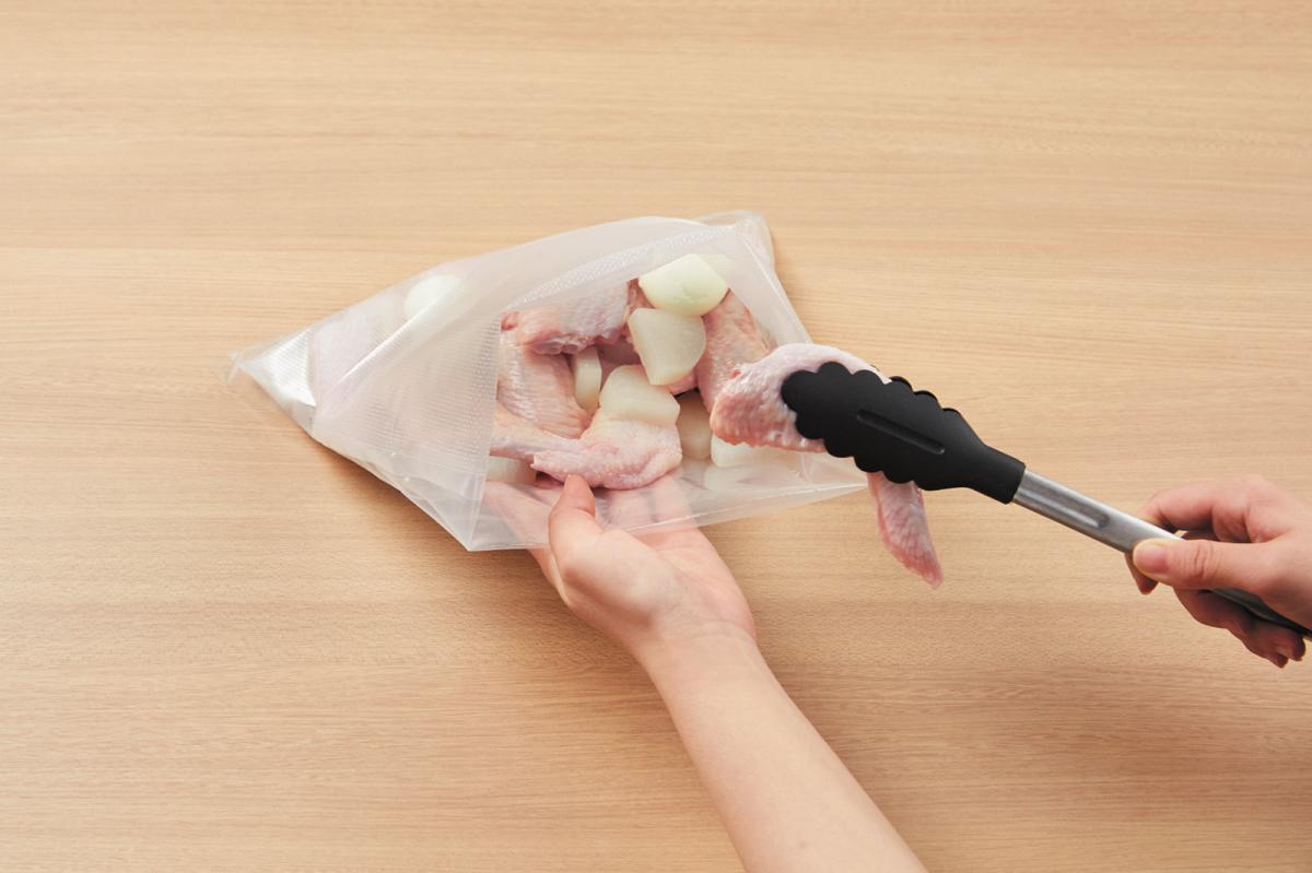 材料をバッグに入れる